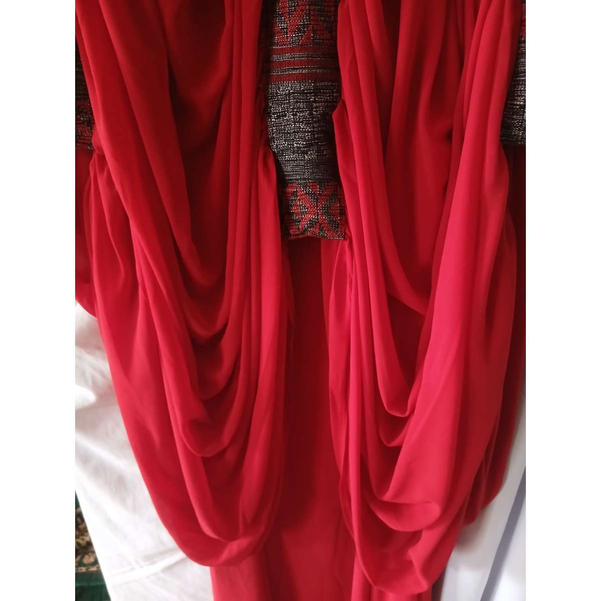 Ensemble femme crepe rouge et pagne tissé élégant, tenue cérémonie chic