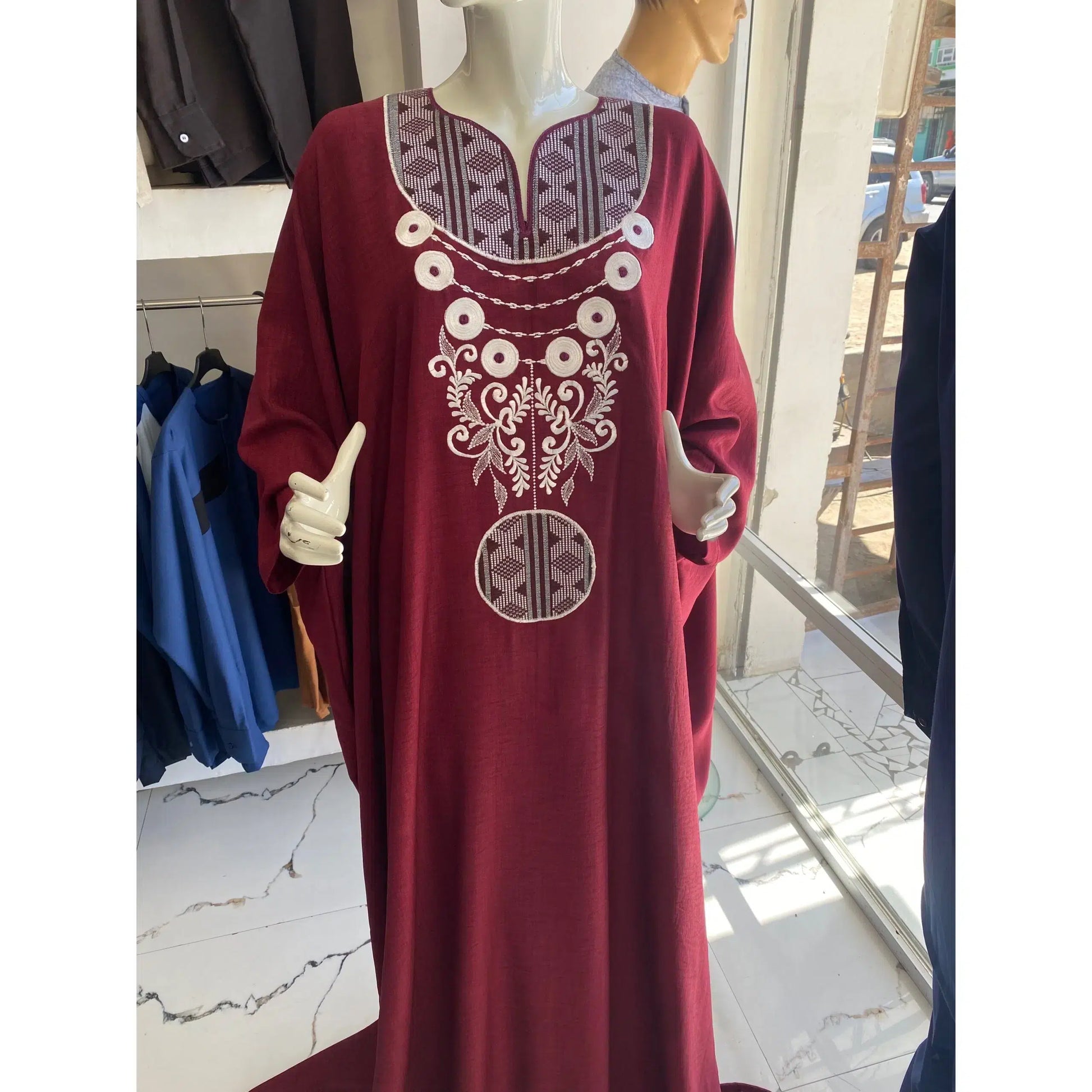 Boubou femme coton bordeaux brodé – Robe sénégalaise chic cérémonie