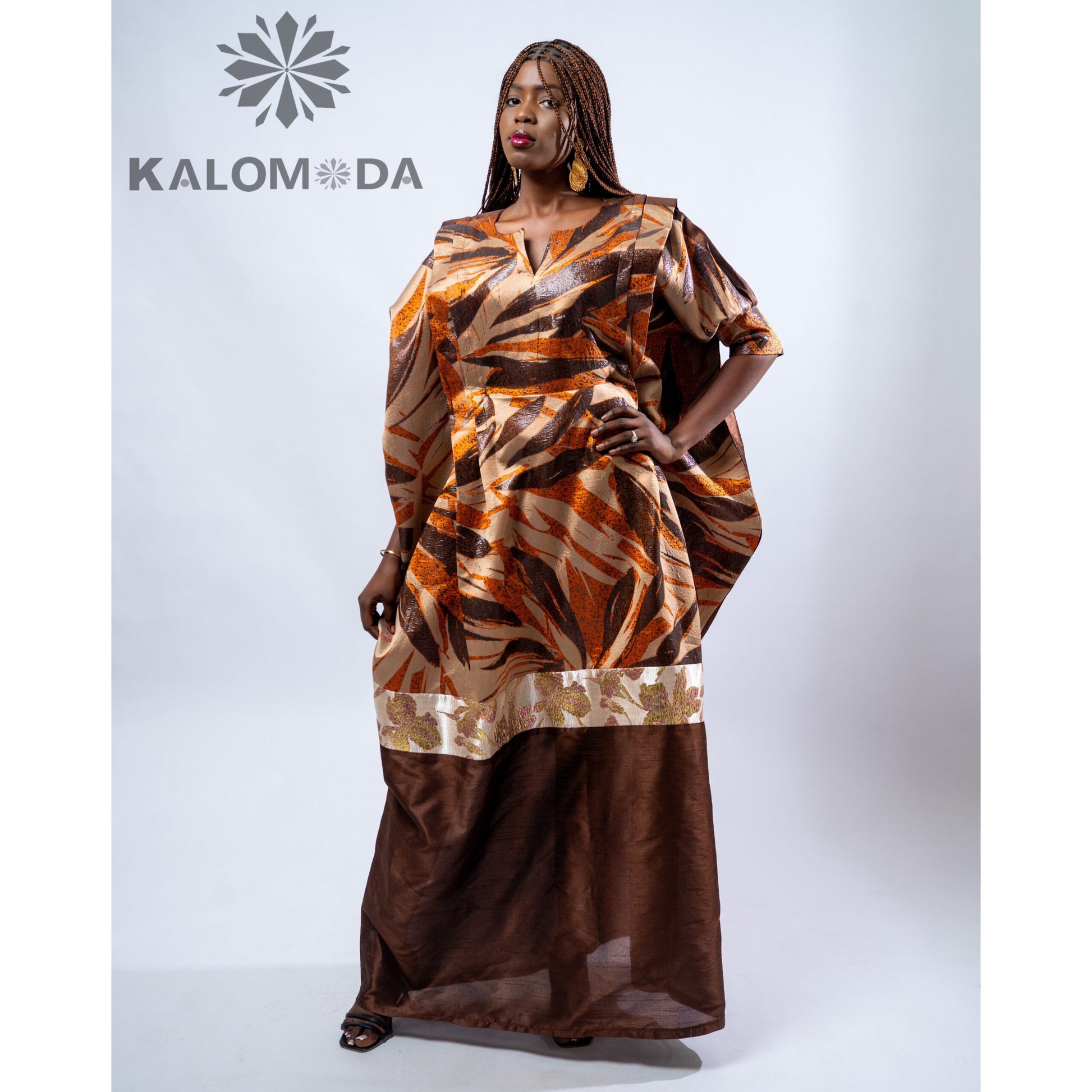 Bubu africain femme marron avec des fleurs – Robe longue satinée élégante cérémonie