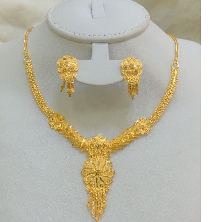 Bijoux en or indien – Collier traditionnel et boucles d’oreilles élégants