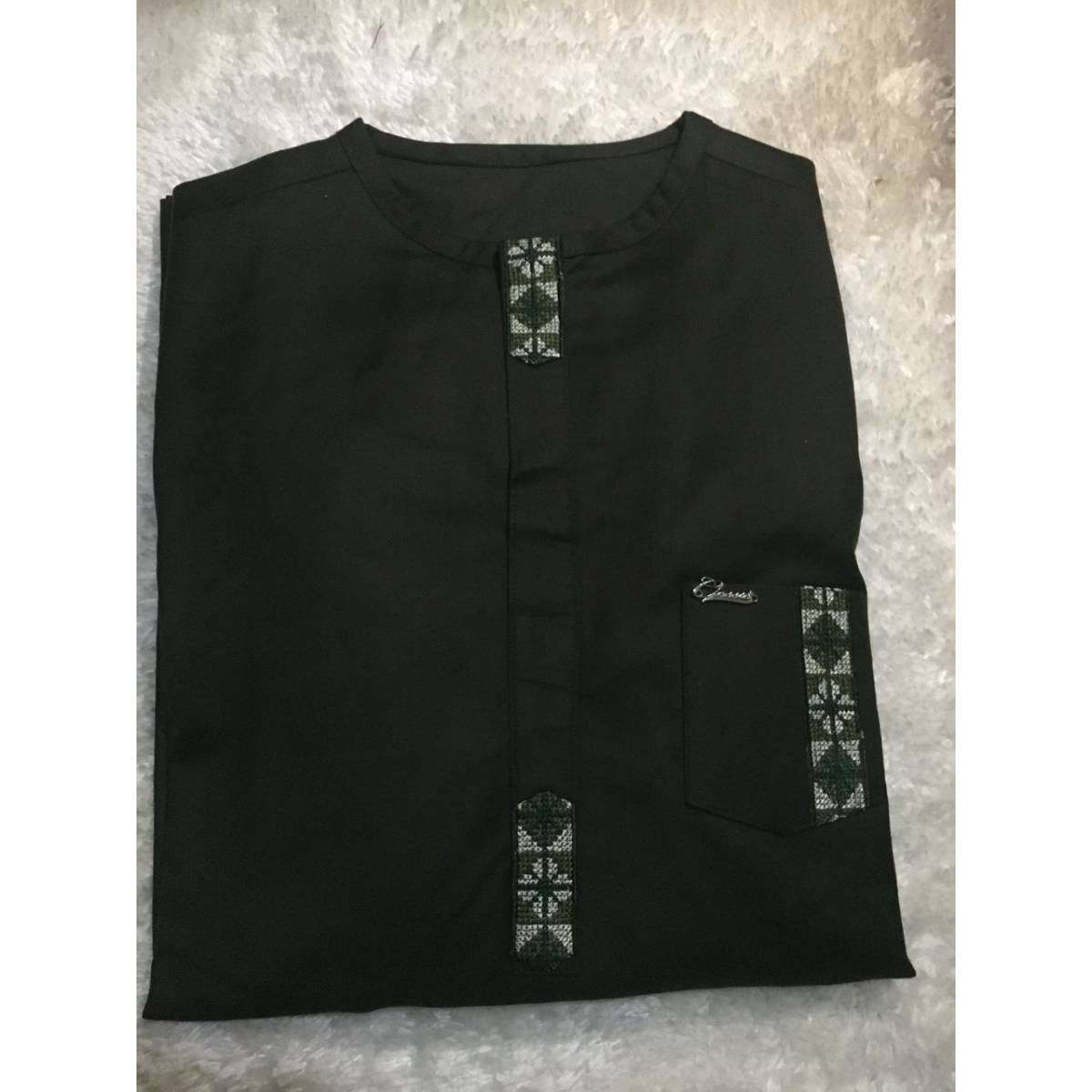Chemise homme élégante noire col rond, coupe droite, coton confortable
