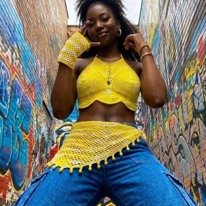 Crop top crochet femme jaune blanc fait main avec mitaine et bandana bohème