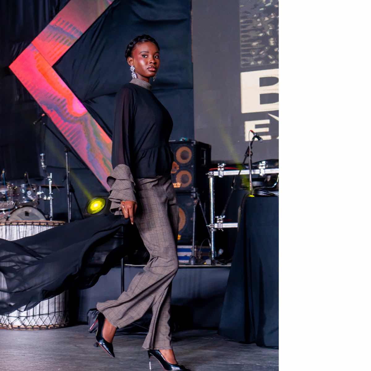 Ensemble haut long et pantalon femme noir à carreaux, look élégant et chic