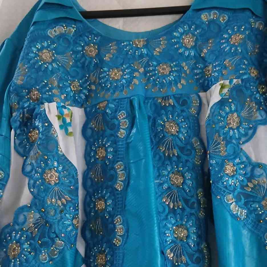 Robe bazin brodée femme élégante, longue, bleu et blanc, cérémonie