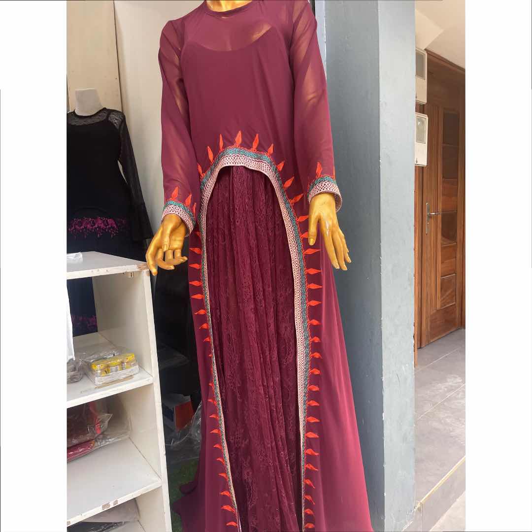 Robe longue femme élégante en chiffon et dentelle, cérémonie chic bordeaux
