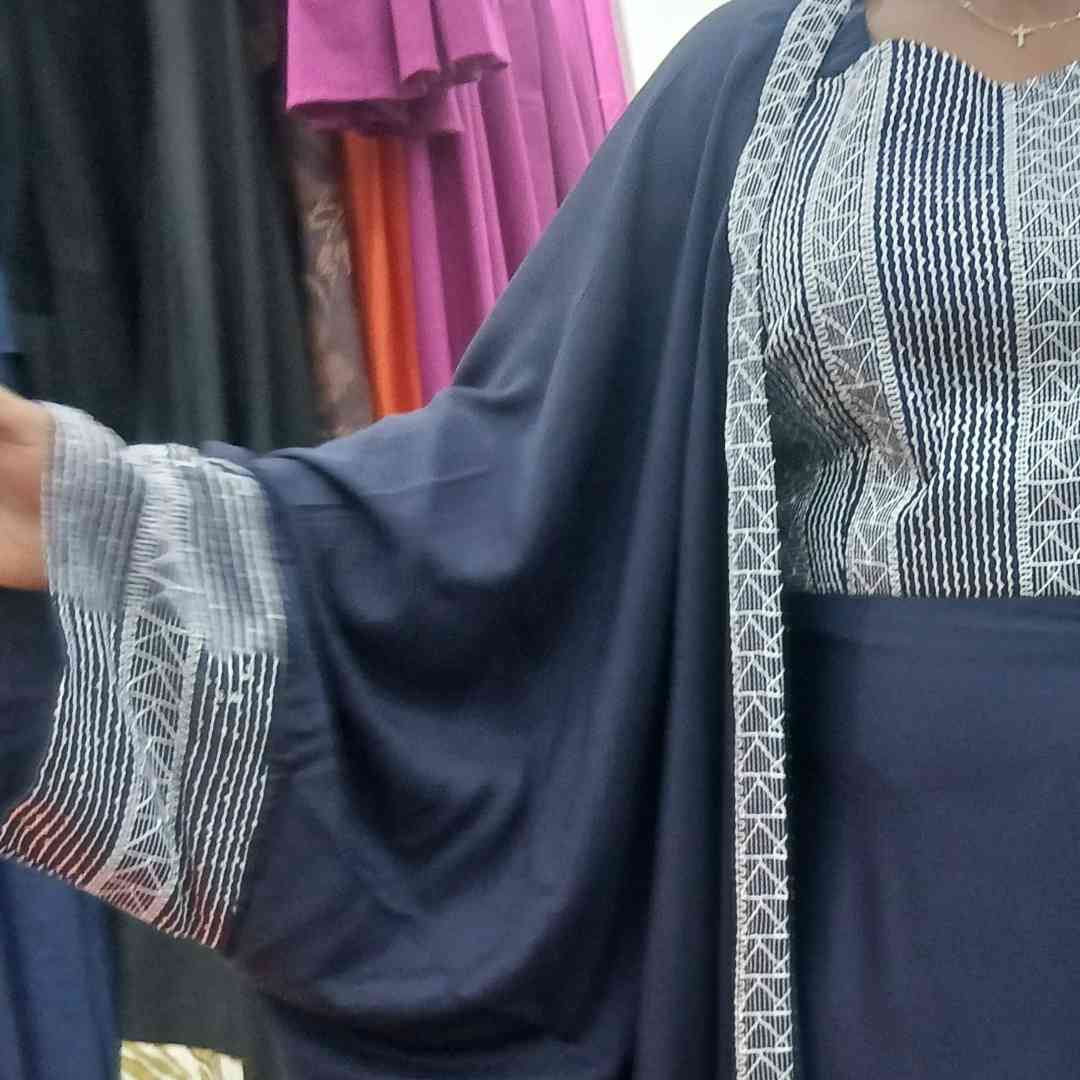 Kaftan Élégance de Minuit - Broderie Argent sur Bleu Marine