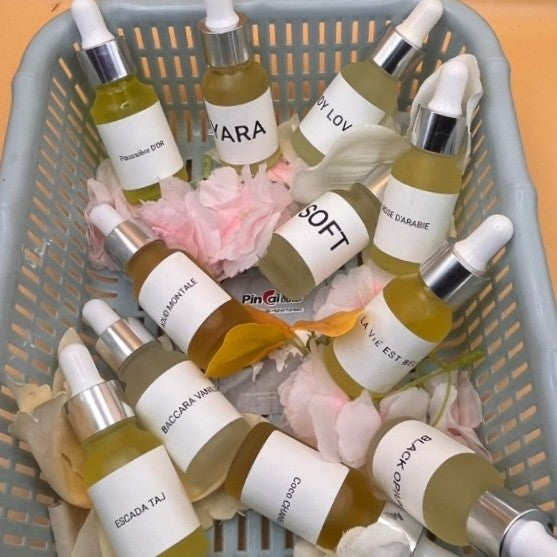 Vêtements locales traditionnel, des parfums locaux, vente poulet de chair