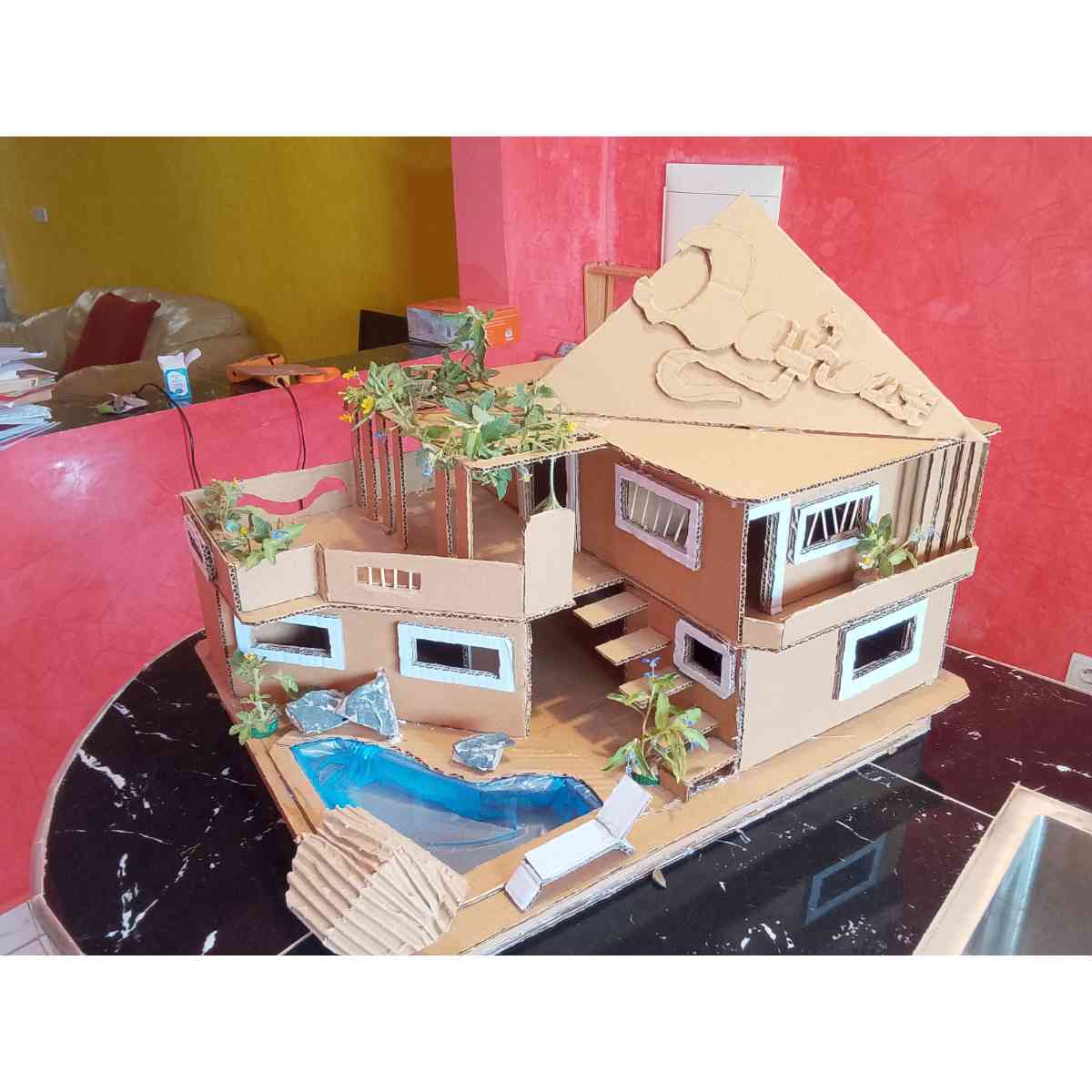 Maquette maison carton moderne avec piscine d'eau, mini maison design