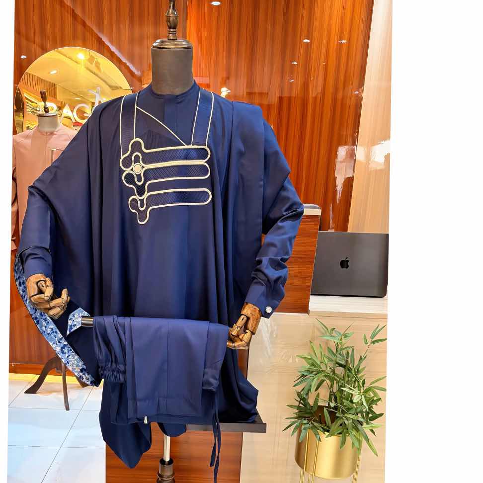 Boubou homme bleu marine brodé élégant, coupe moderne et haut de gamme