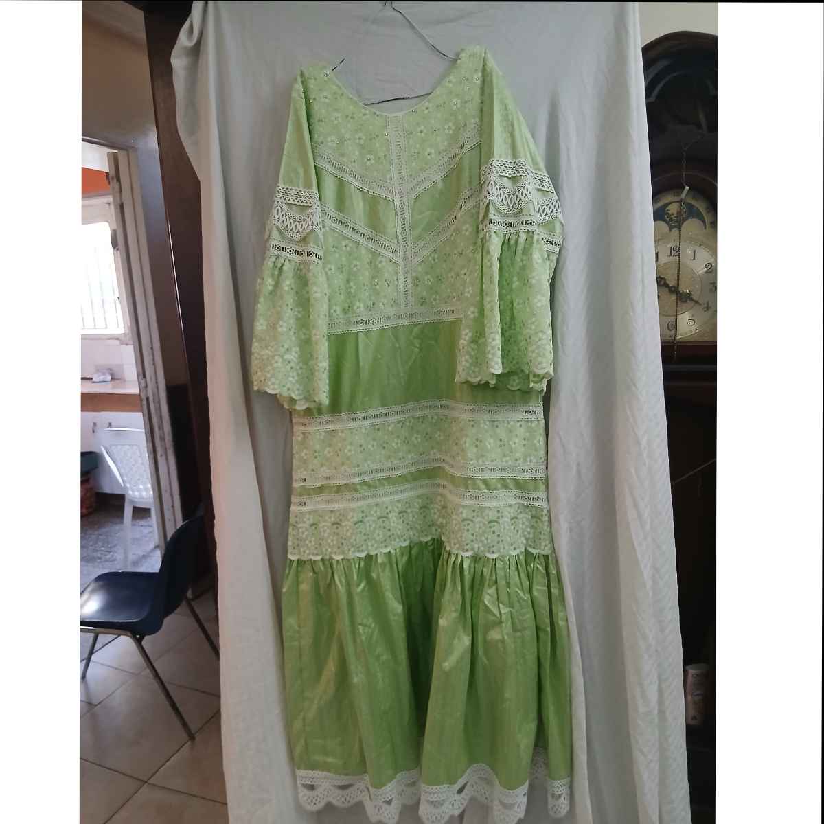 Robe verte brodée femme élégante, style bohème chic, garnitures blanches