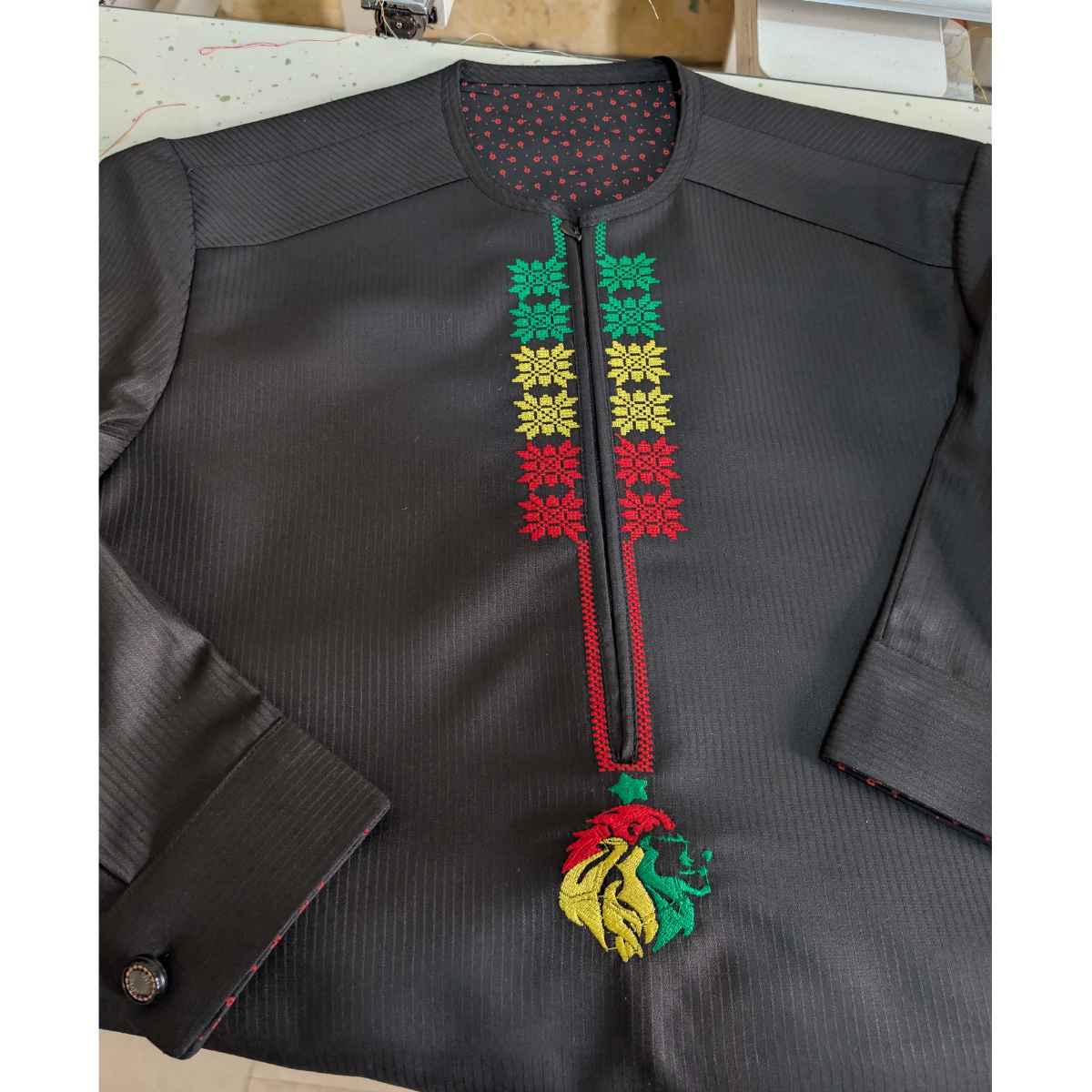 Ensemble homme africain noir brodé – Tenue traditionnelle chic et moderne