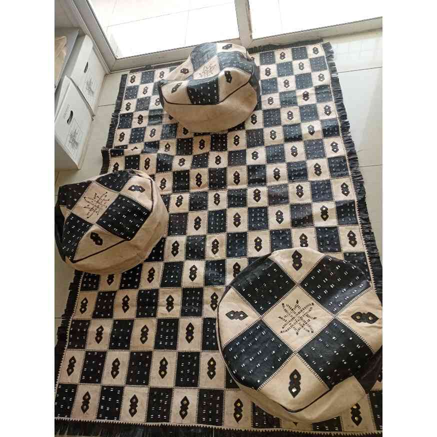 TAPIS ABDUJALIL/TAPIS EN CUIR TANNEE AVEC SES 3 POUFS