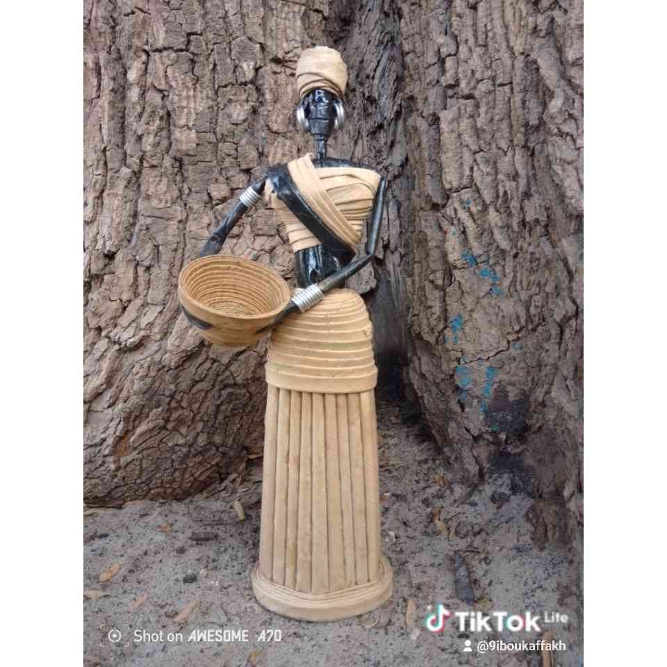 Sculpture africaine en papier recyclé – Statue femme artisanale déco ethnique