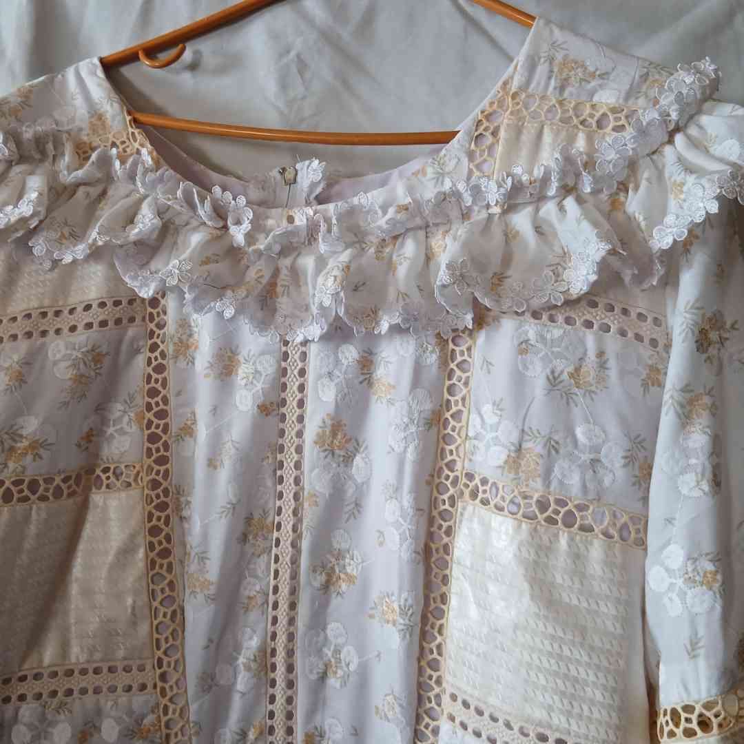 Robe geztner brodée beige blanc femme, élégante et légère été