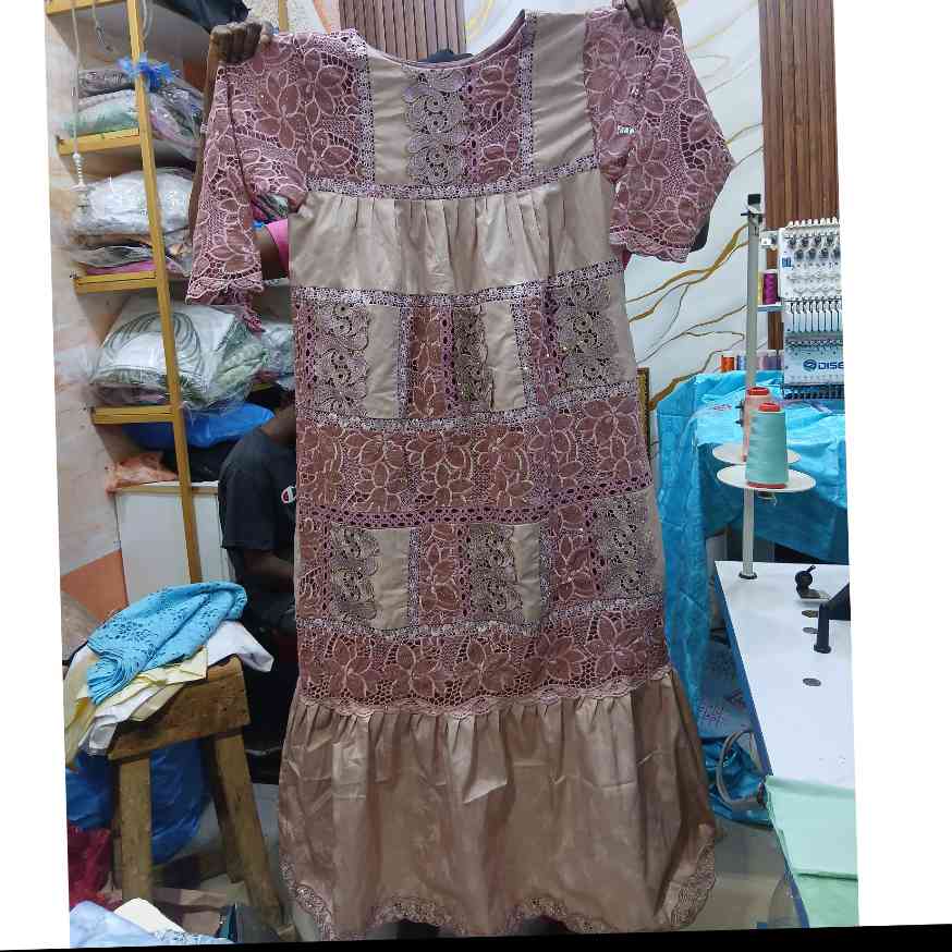 Robe dentelle champagne rose saumon élégance irrésistible
