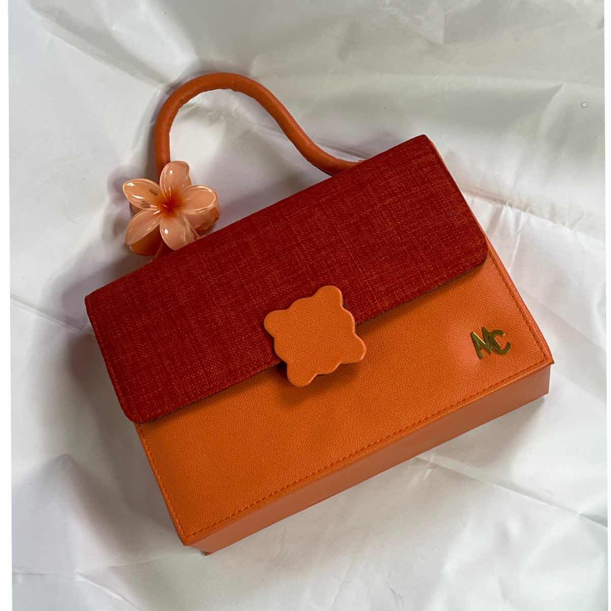 Sac à bandoulière cuir femme marron élégant avec fleur, format quotidien