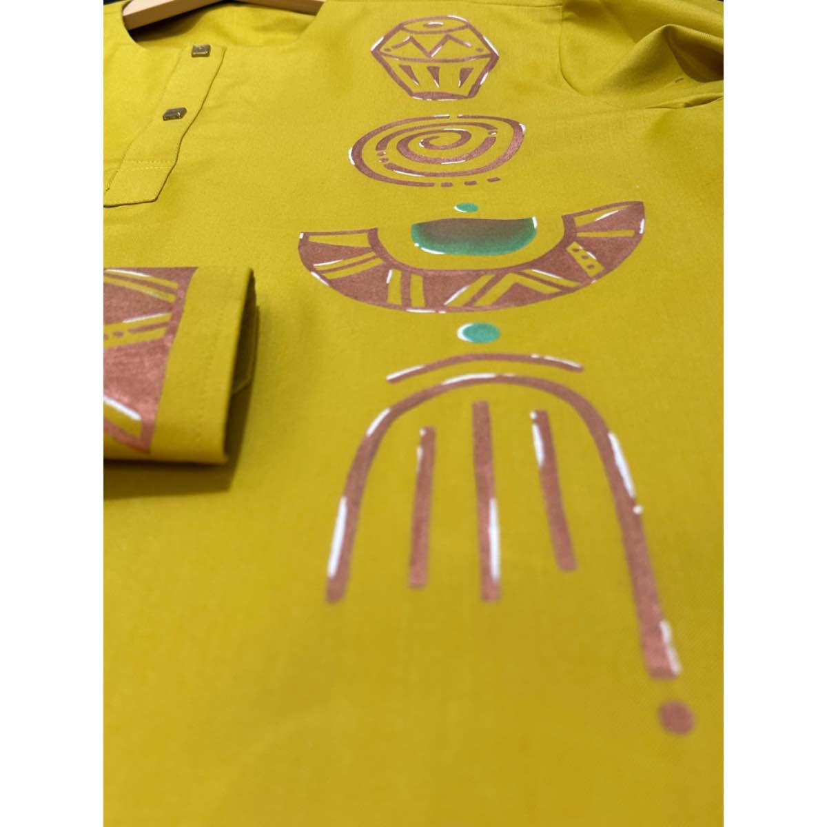 Chemise jaune homme motifs artistiques en coton léger avec un col simple