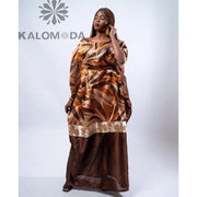 Bubu africain femme marron avec des fleurs – Robe longue satinée élégante cérémonie