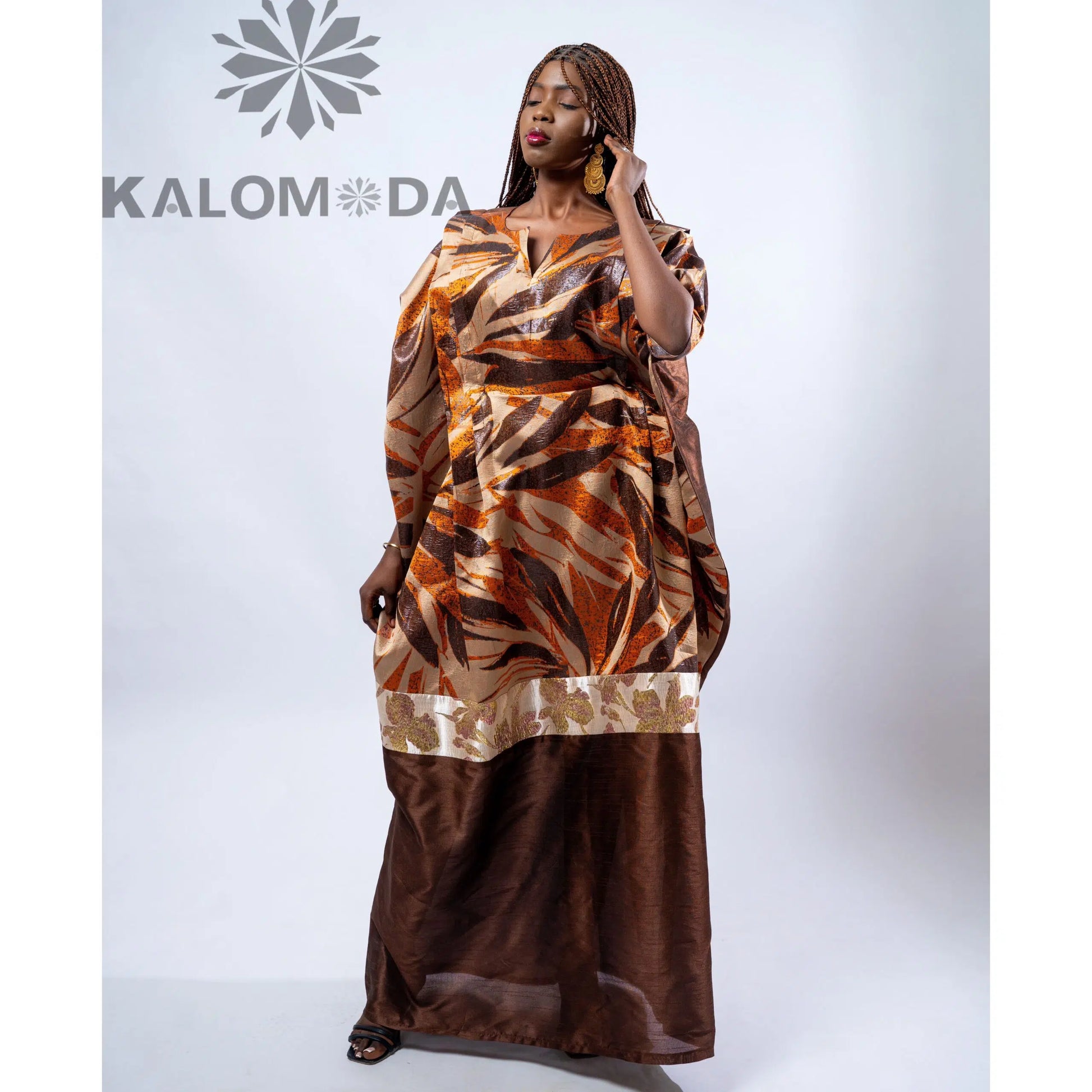 Bubu africain femme marron avec des fleurs – Robe longue satinée élégante cérémonie