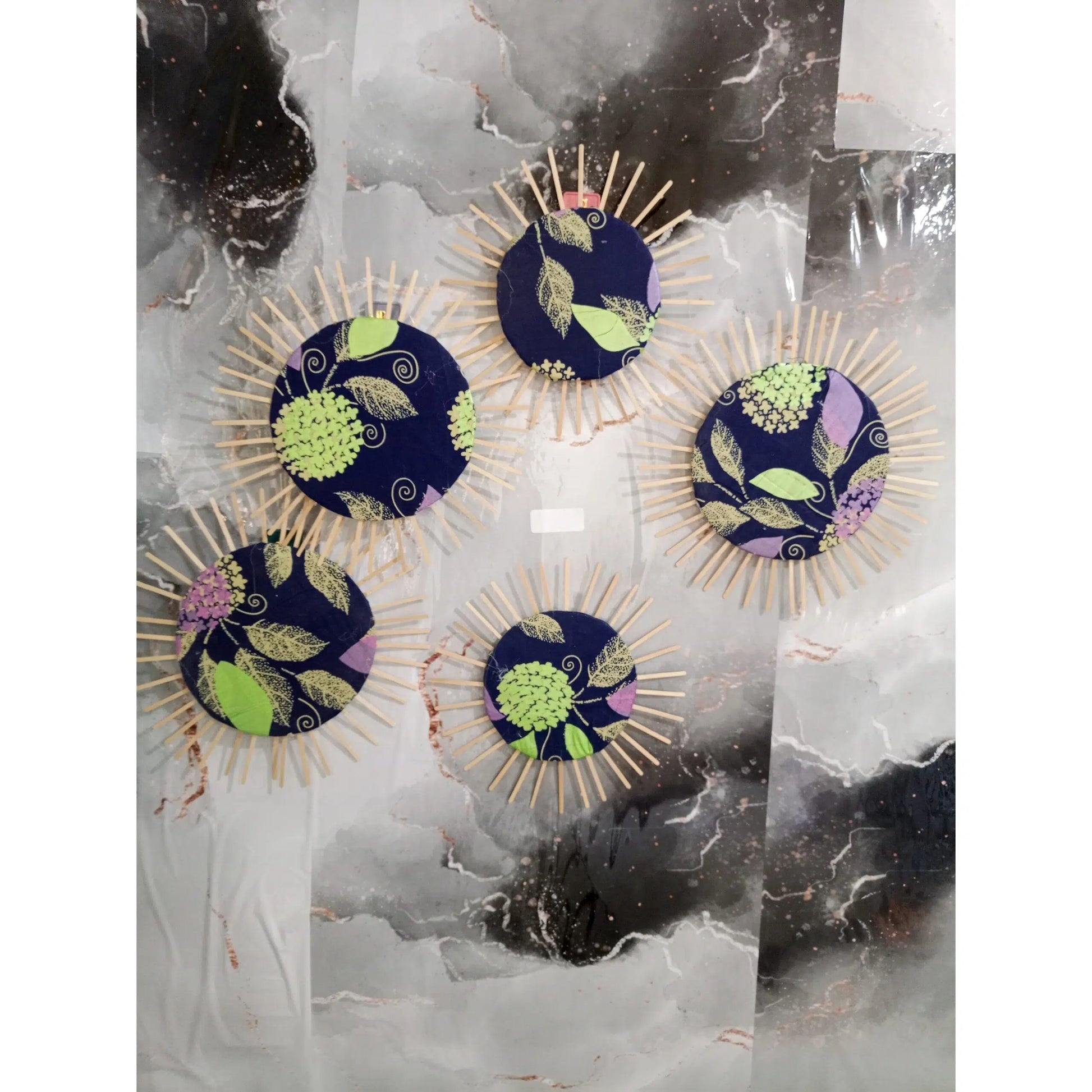 Cercle décoratif mural bohème en bois et tissu – Art mural artisanal unique