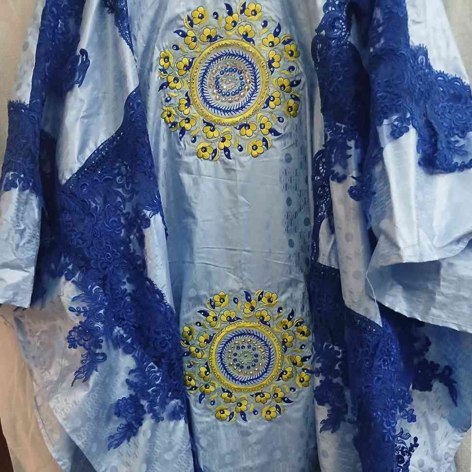 Boubou femme bleu Geztner et dentelle, robe ample cérémonie élégante