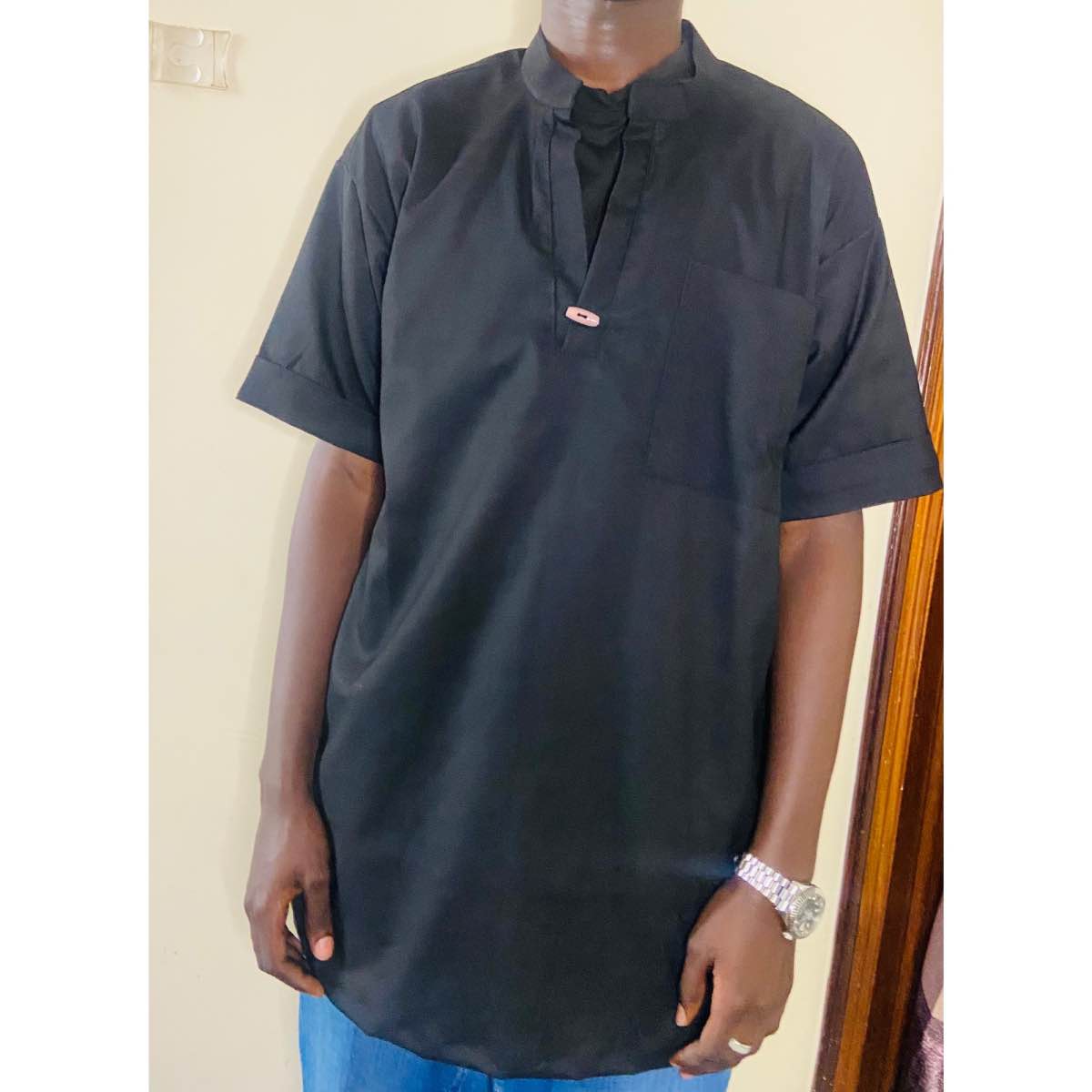 Chemise homme noire col mao coton, élégante et moderne, manches courtes