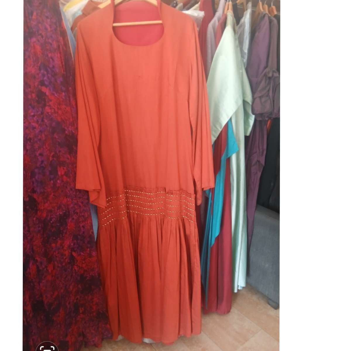 Robe orange perles dorées longue élégante femme chic et confortable