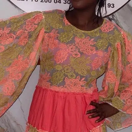 Robe longue corail élégante pour mariage avec motifs floraux