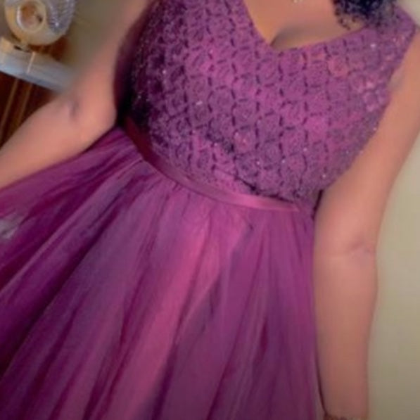 Robe d’anniversaire femme violette élégante en dentelle et tulle, soirée chic