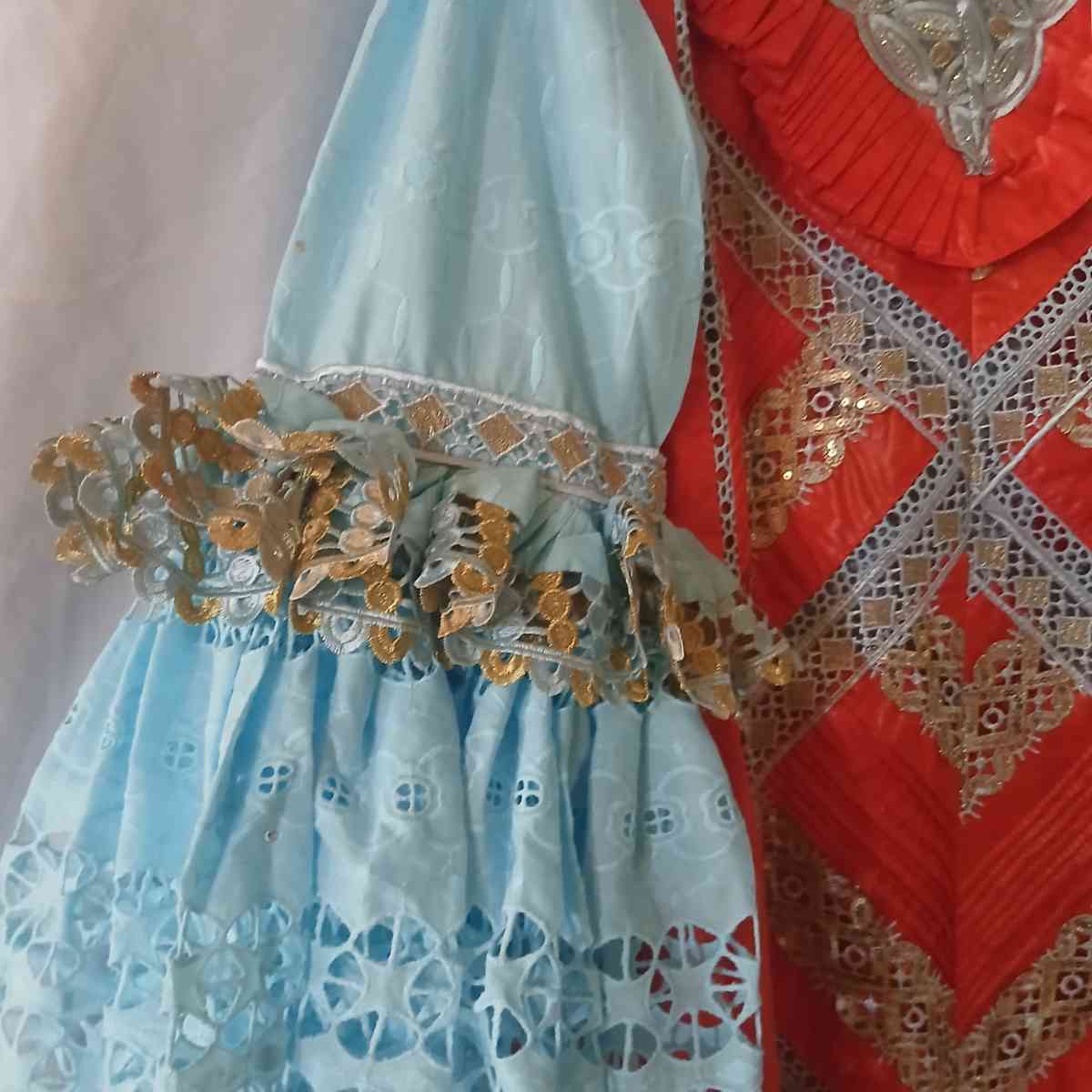 Robe bazin femme orange brodée bleu, élégante cérémonie ou soirée