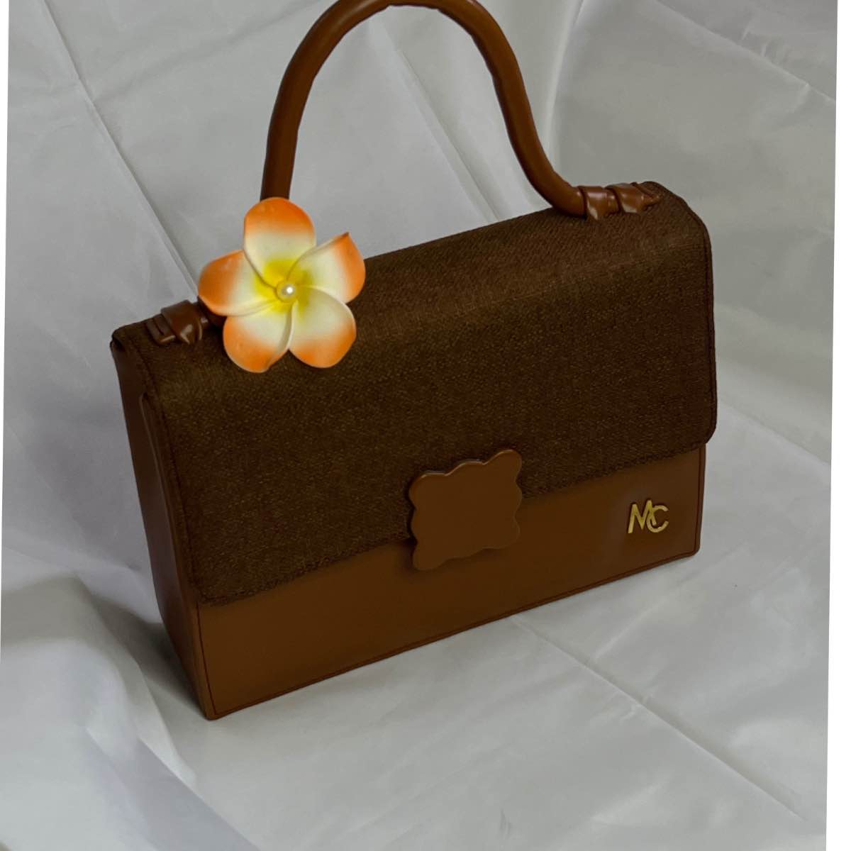 Sac à bandoulière cuir femme marron élégant avec fleur, format quotidien