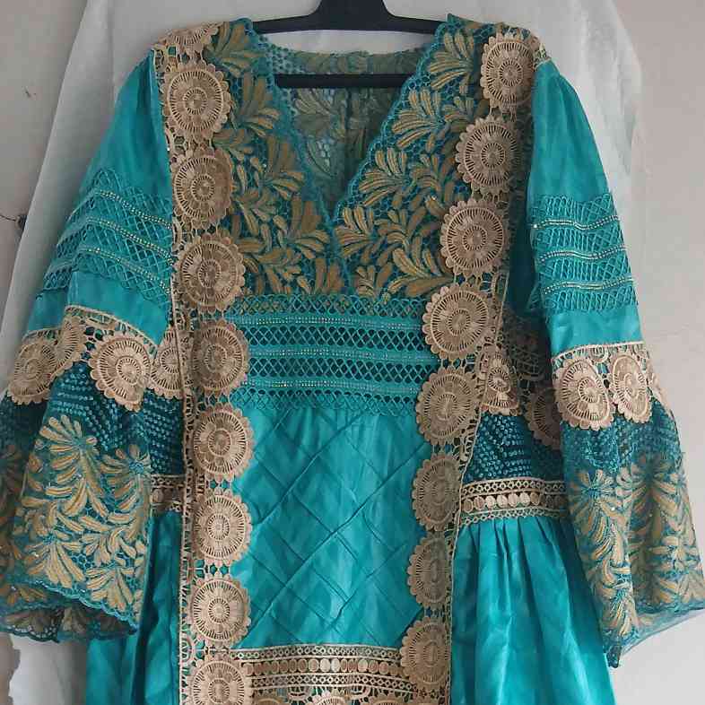 Robe bazin dentelle femme longue élégante cérémonie brodée bleu turquoise