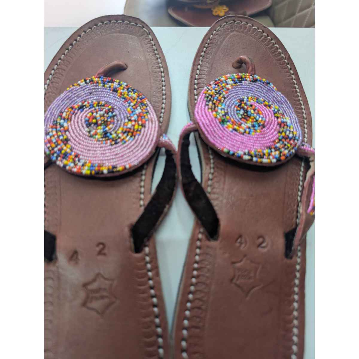 Sandales cuir roses avec des motifs et des perles