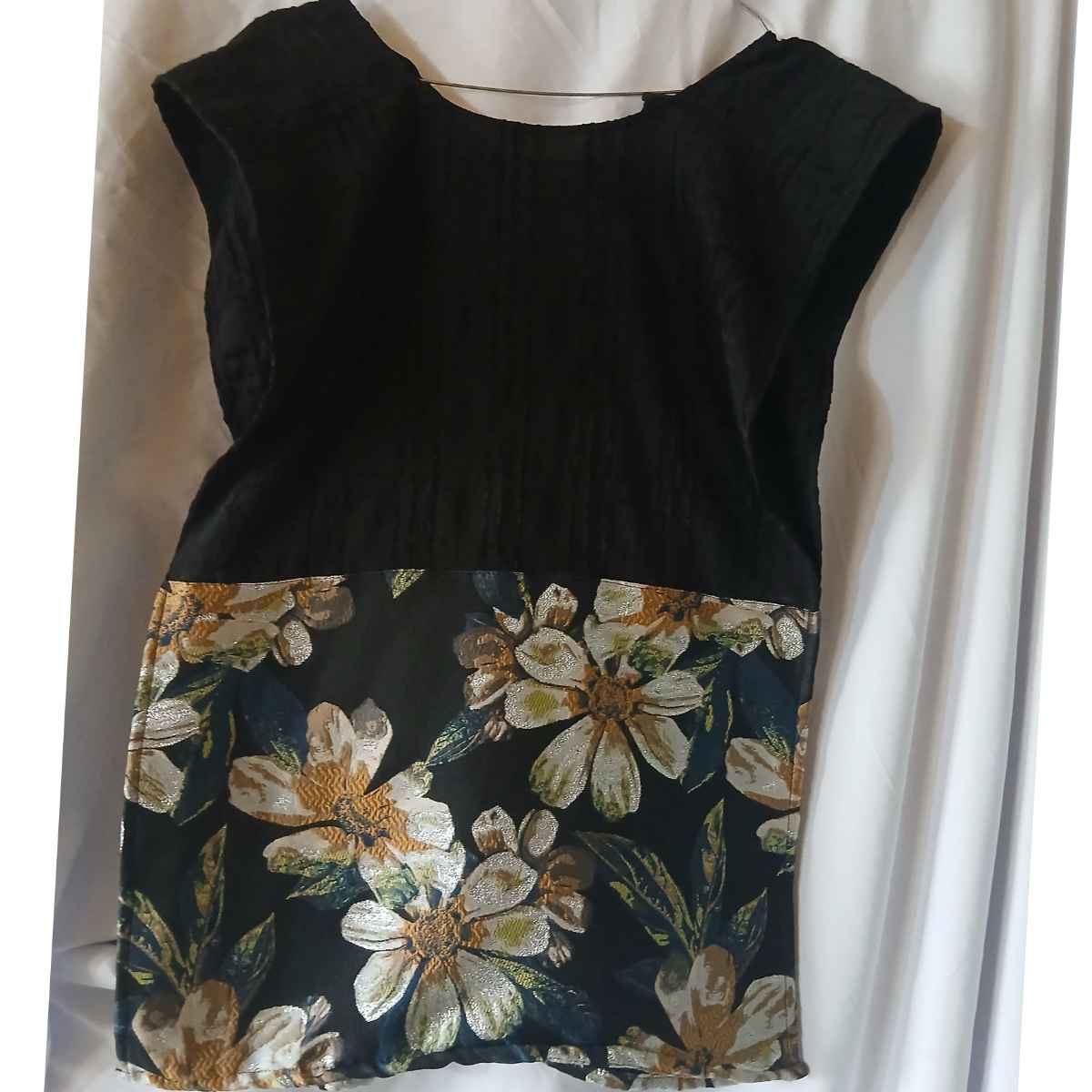 Ensemble jupe et haut femme élégant avec gilet