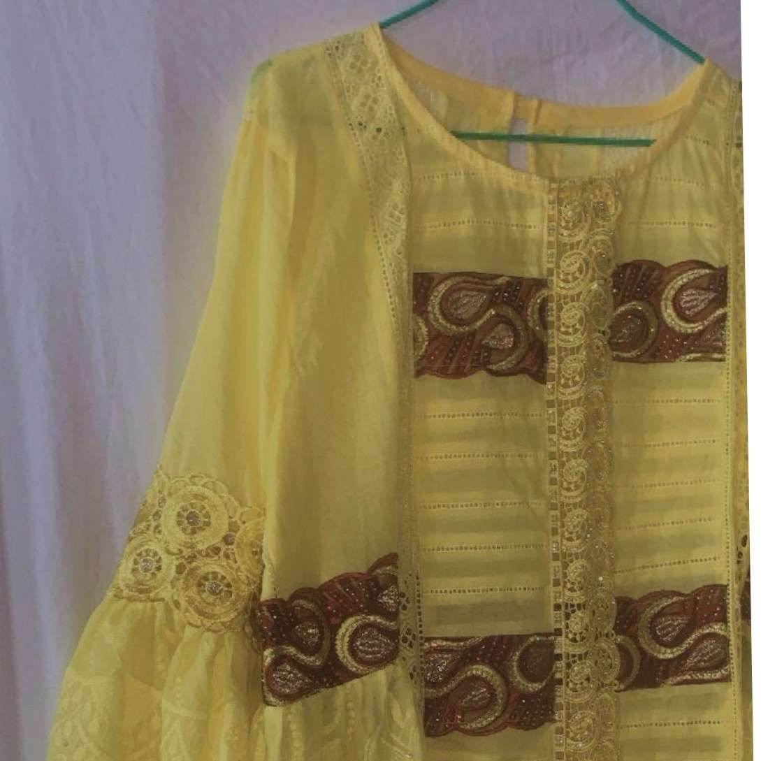 Robe femme en brode et garnitures
