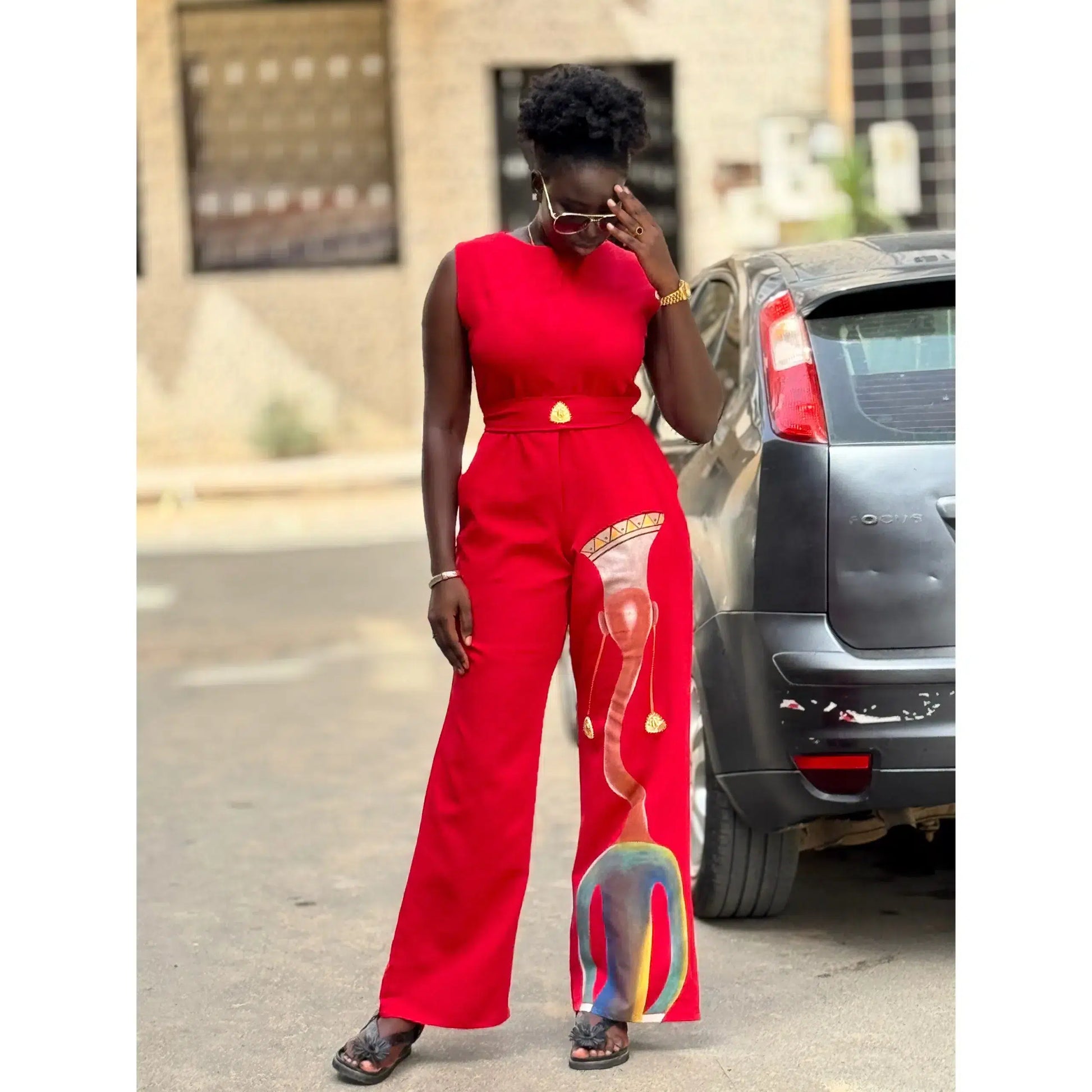 Combinaison rouge femme élégante, artistique, chic et originale