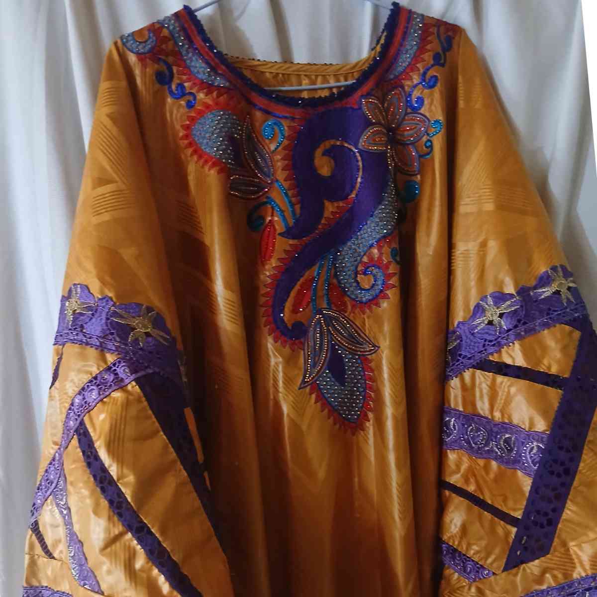 Grand boubou geztner avec broderie brodee et garnitures