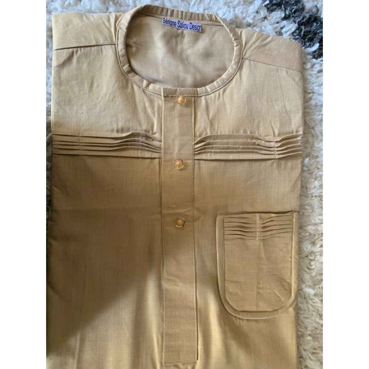 Vêtement homme beige élégant en coton, haut traditionnel col rond raffiné
