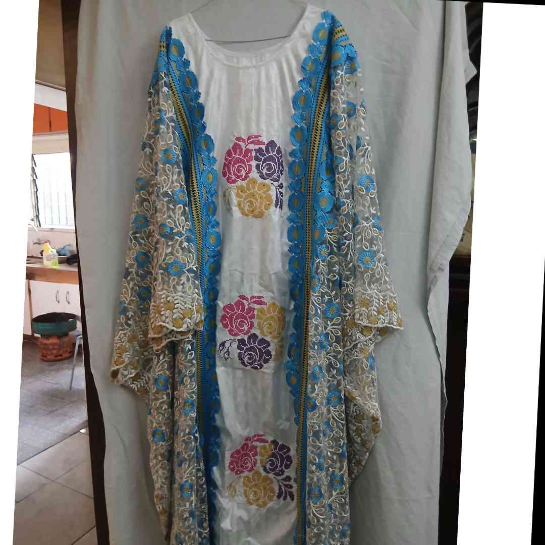 Boubou blanc femme brodé bleu turquoise, robe élégante de mariage ethnique