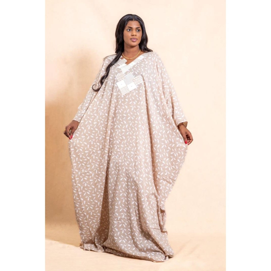 Robe géométrique chic en blanc beige pour un style élégant