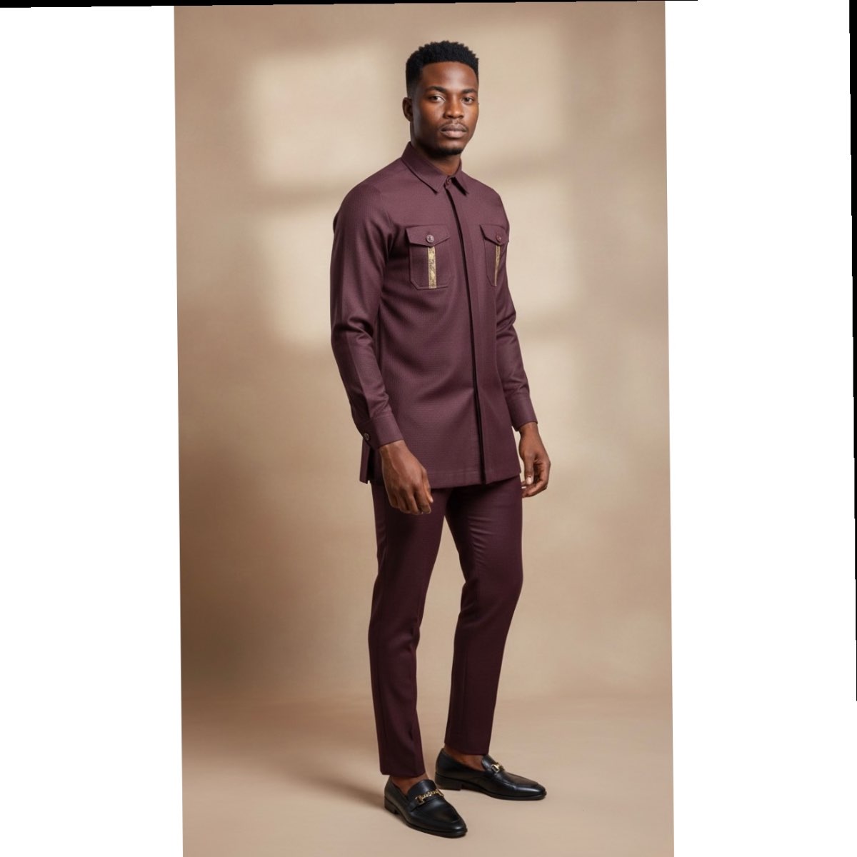 Ensemble couture homme élégant chemise bordeaux et pantalon coupe droite