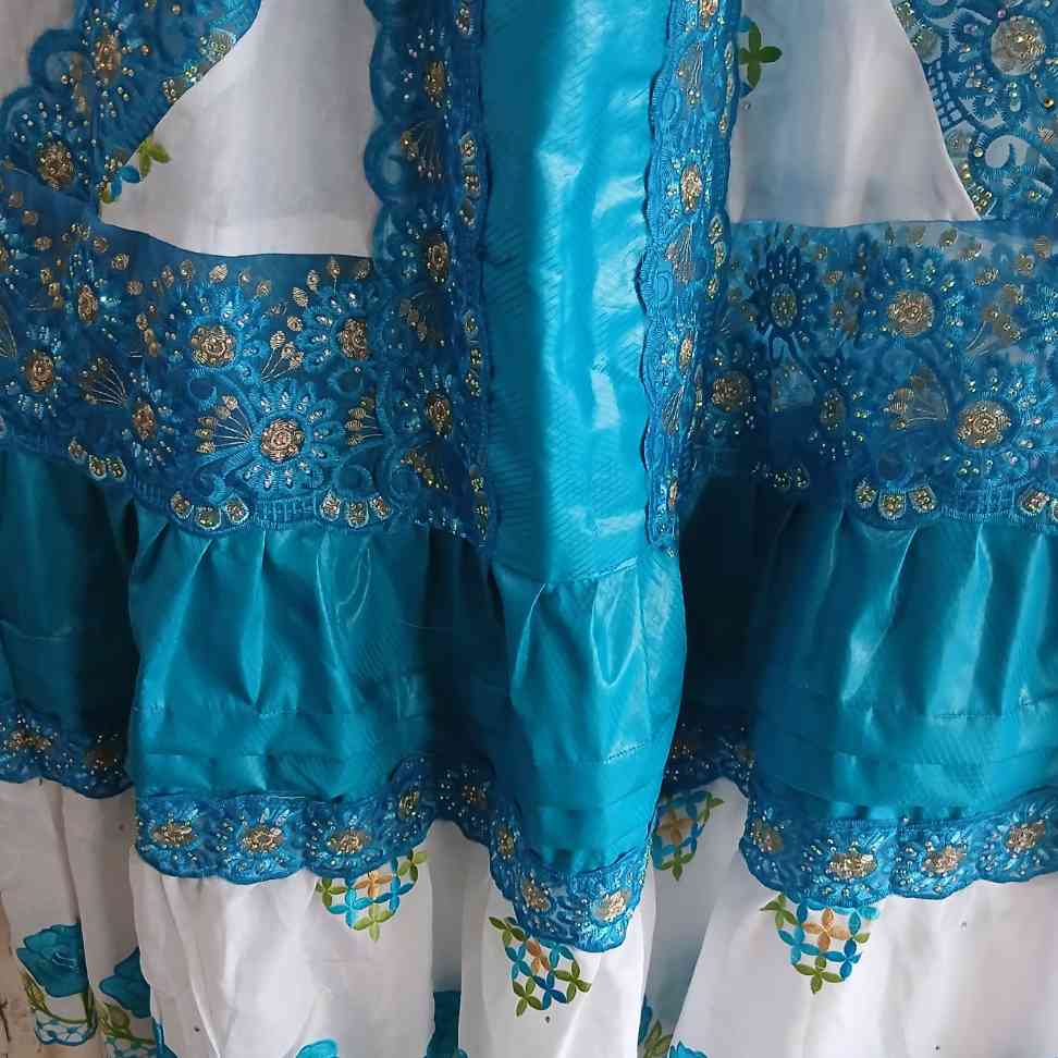 Robe bazin brodée femme élégante, longue, bleu et blanc, cérémonie