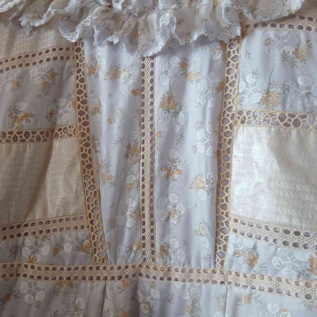 Robe geztner brodée beige blanc femme, élégante et légère été