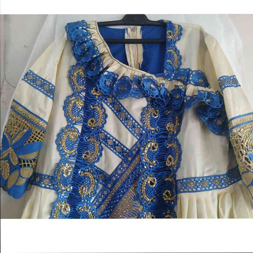 Robe bazin femme élégante brodée dorée, ample, cérémonie africaine