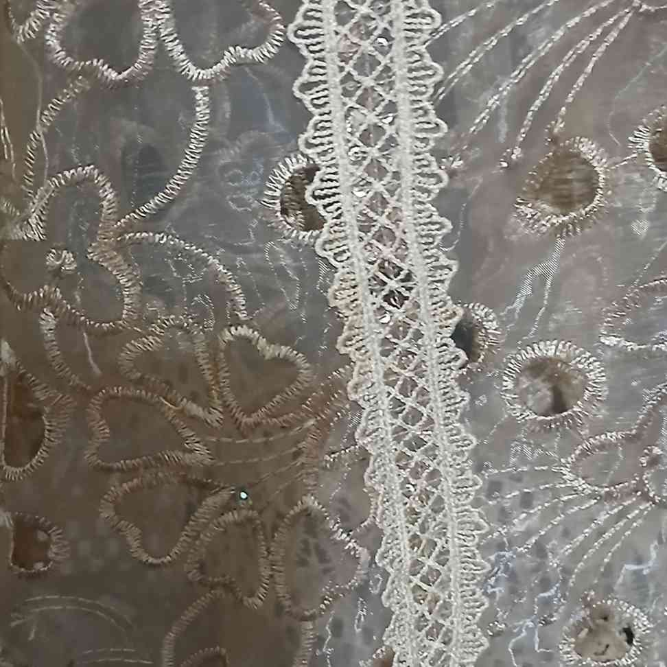 Robe marron élégante en dentelle beige pour un look irrésistible