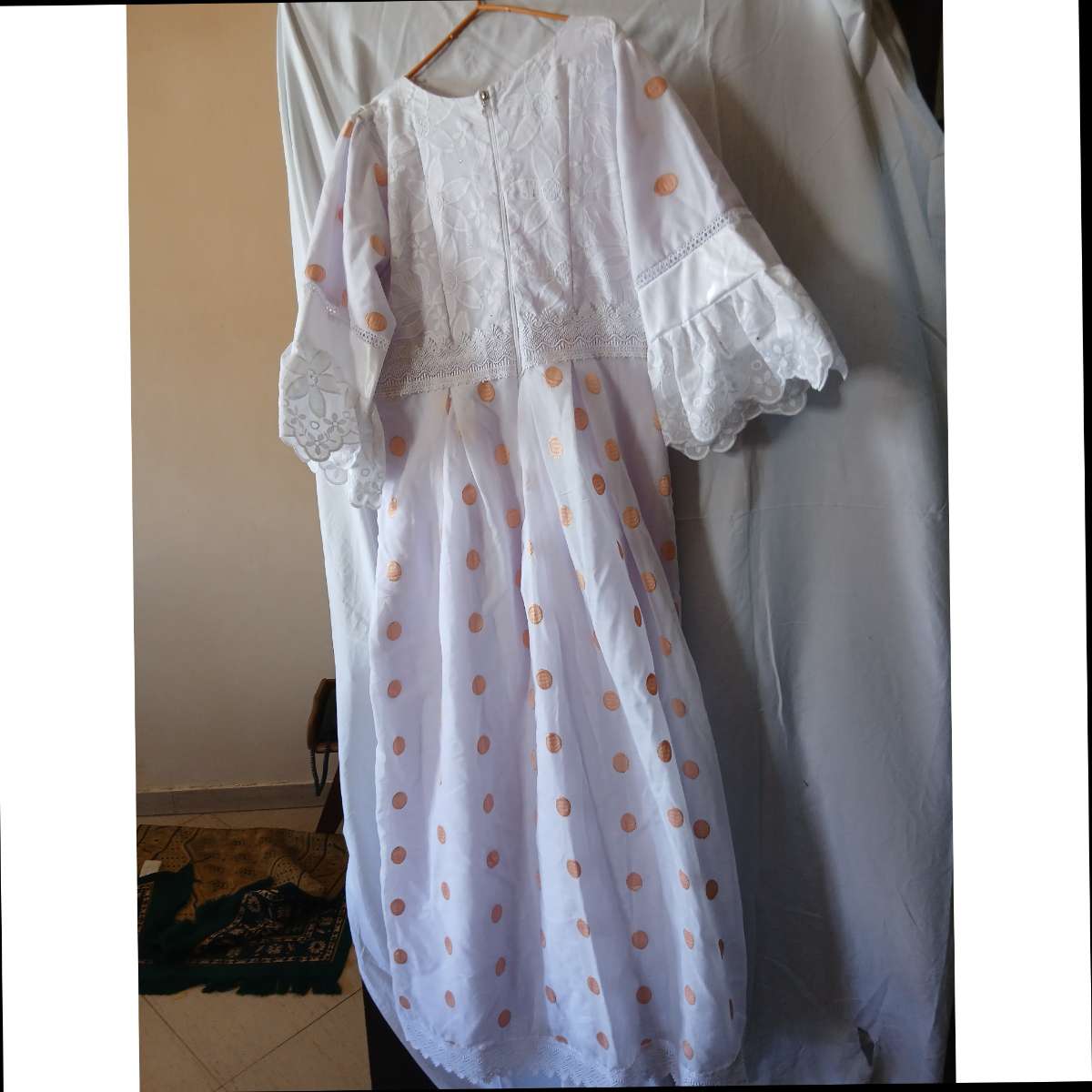 Robe brodée femme élégante blanc saumon , cérémonie et occasions spéciales