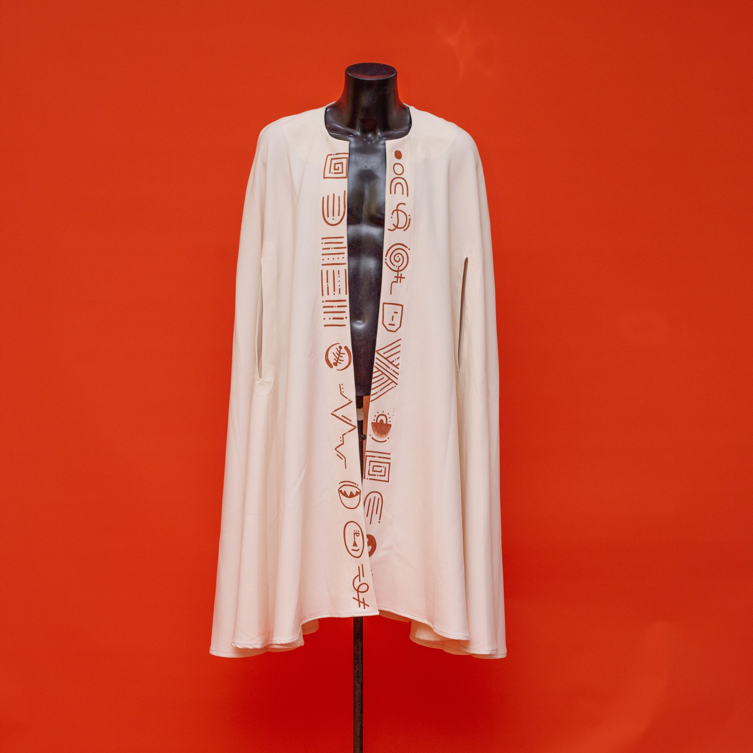 Manteau femme original motif africain peint main – Cape élégante ethnique