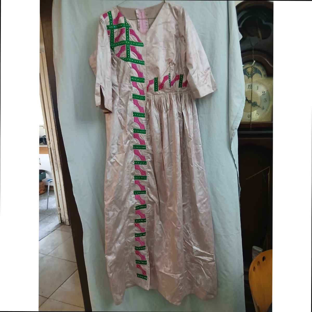 Robe Geztner rose broderies, longue satinée, élégante cérémonie femme