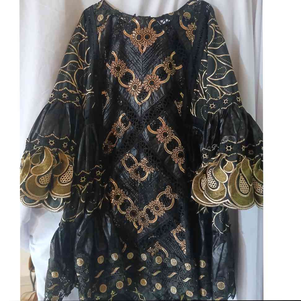 Ensemble bazin femme brodé noir doré et pagne, tenue africaine élégante