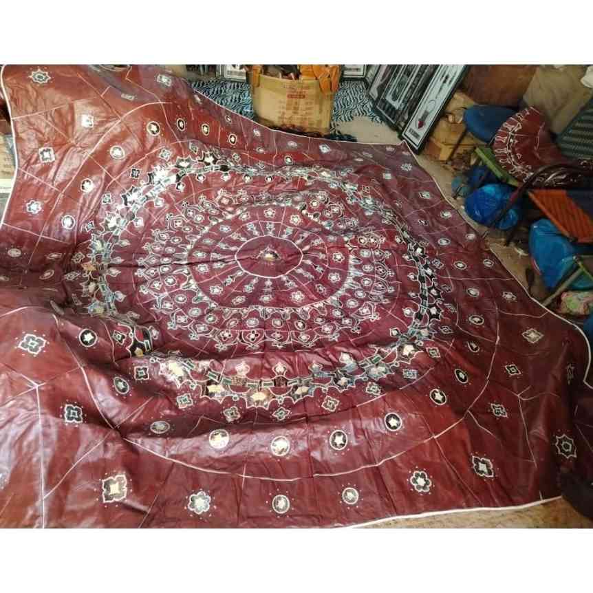 TAPIS SCHEHERAZADE EN CUIR  AUBURN ROUGE/ en cuir fait main avec 4 poufs – Tapis oriental salon authentique